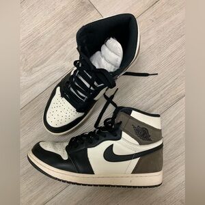 Air Jordan 1
Dark Mocha Men’s sneakers.